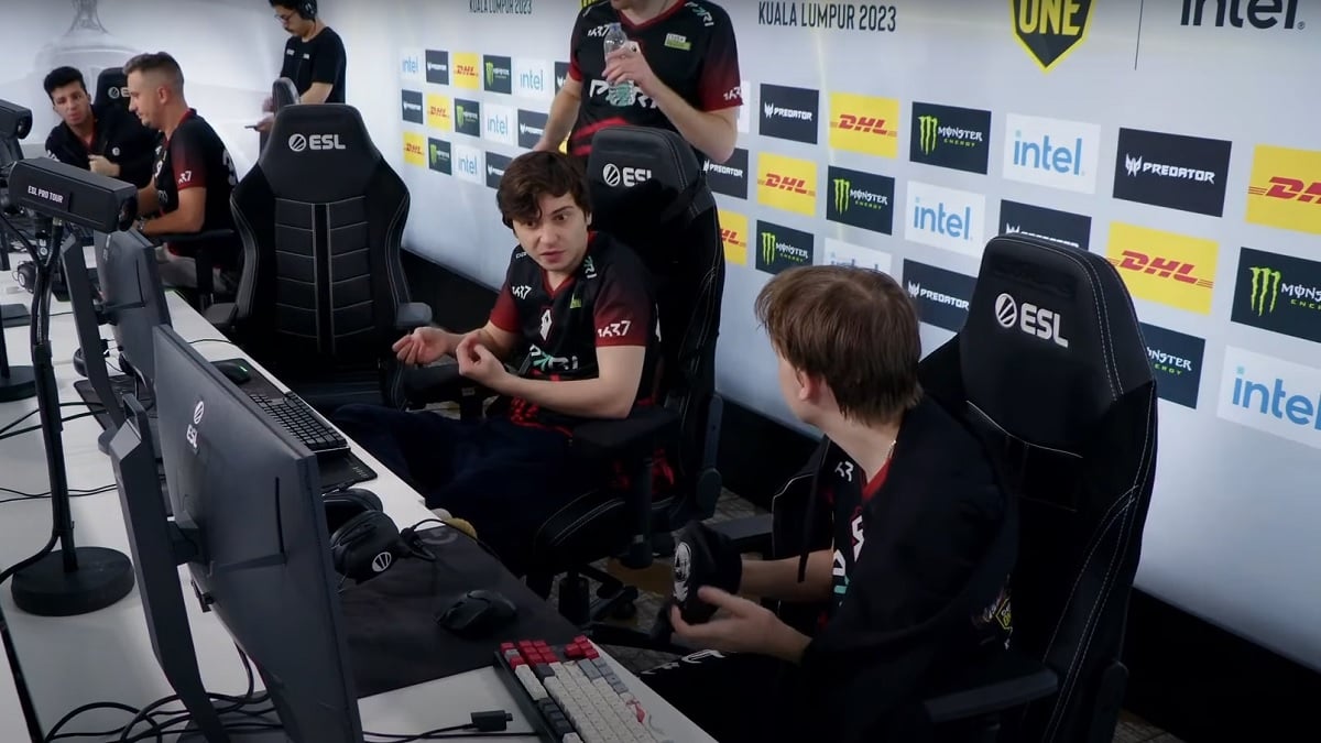 Ramzes talking to his teammates at Dota 2's ESL One Kuala Lumpur